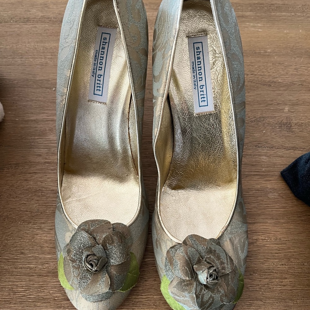 Shannon Britt Floral Pumps
